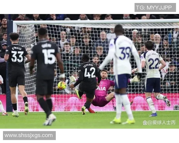 欧冠大战：皇马大胜曼联红牌争议引发全场热议